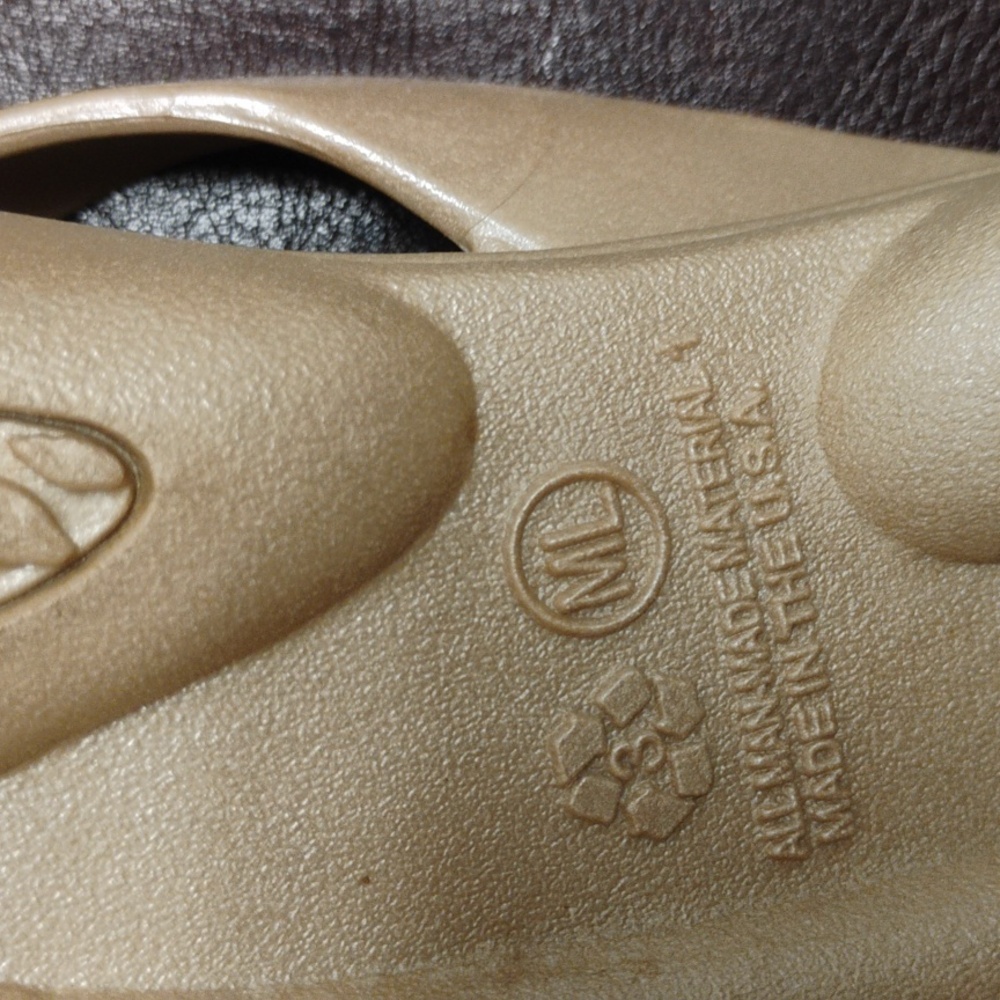 Oka B Sandy Gold And Coral Accent Flipflops - Picture 9 of 9